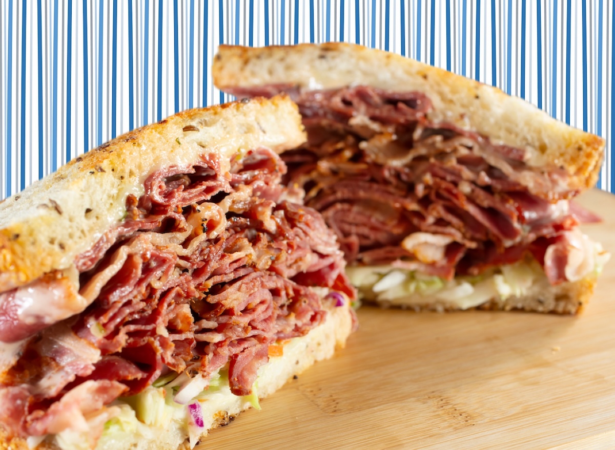 Como preparar um sanduíche de pastrami caseiro e suculento