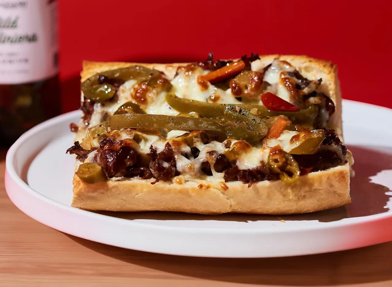 Como fazer um sanduíche de carne assada suculento (estilo Italian Beef)