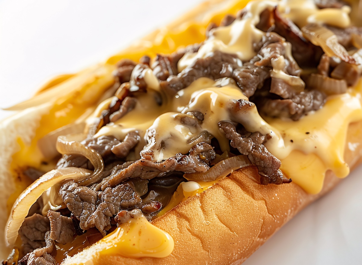 Como fazer um sanduíche de carne com queijo (estilo Philly) em casa