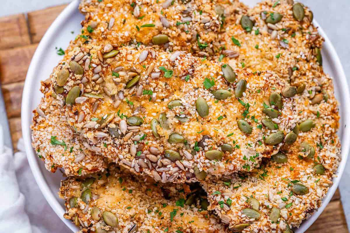 Um frango empanado com crosta de sementes de girassol e gergelim na air fryer