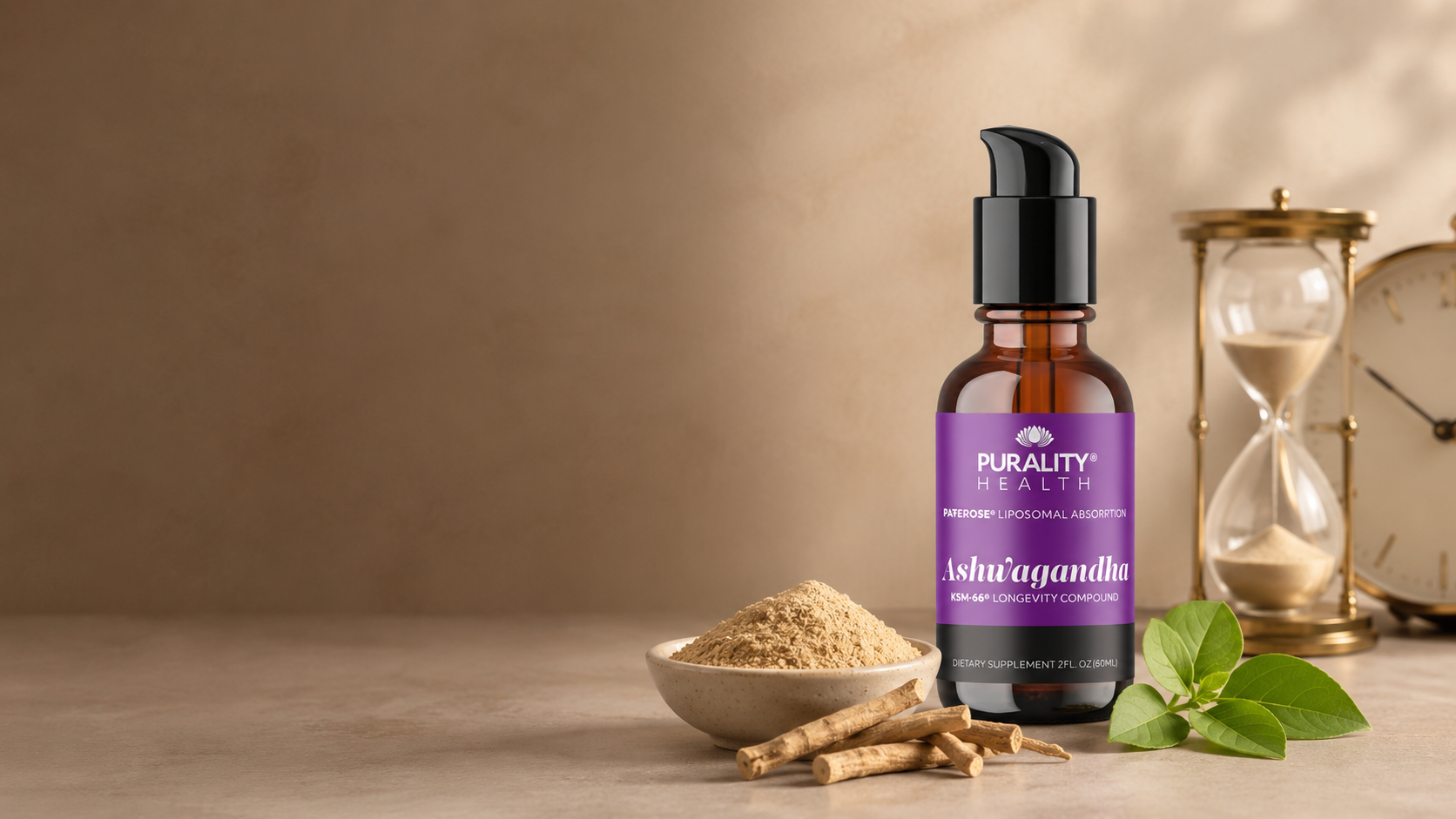 Cápsulas de ashwagandha ao lado de um relógio despertador, com chá quente e uma pessoa relaxando em postura de ioga
