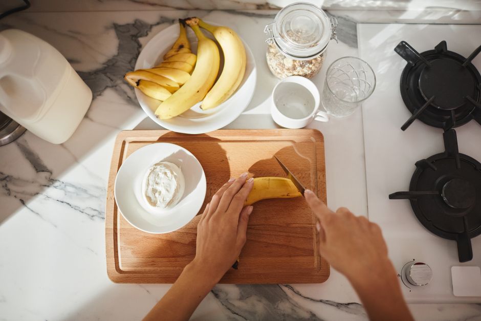 Bananas caramelizadas em fogo baixo em uma frigideira com manteiga e açúcar