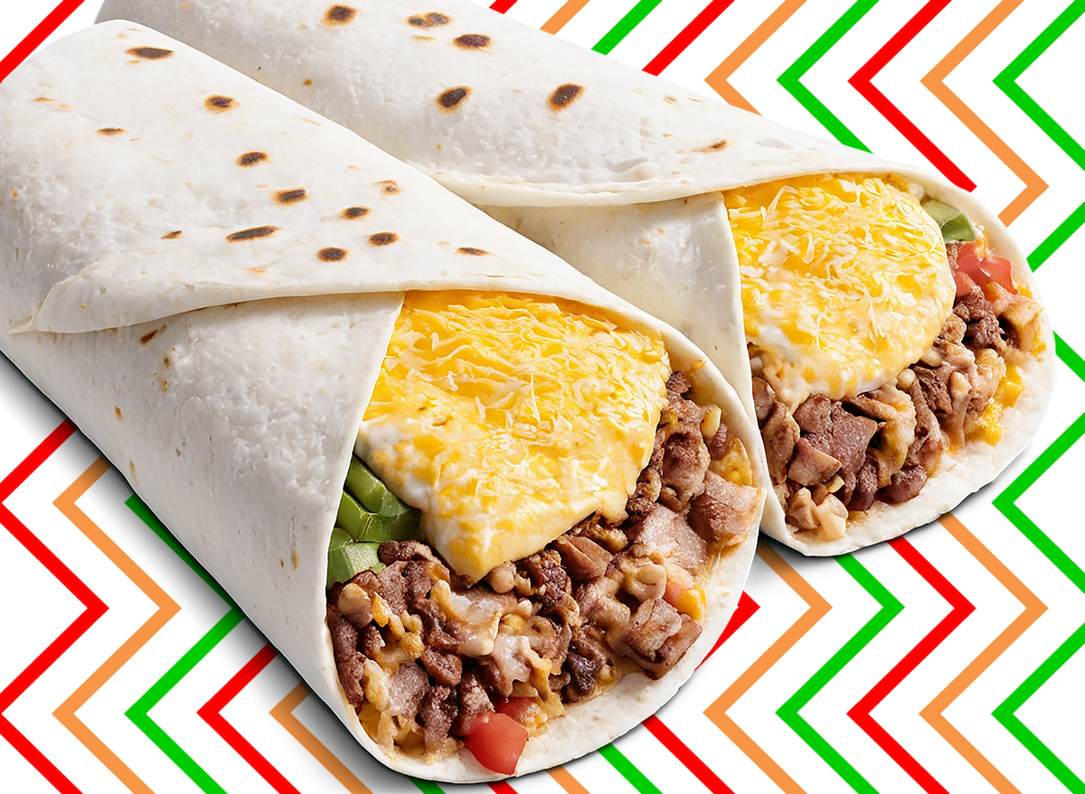 Um burrito de ovos, feijão preto e picles, envolto em uma tortilha de trigo integral