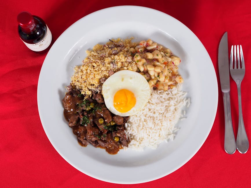 Carne de panela suculenta em uma panela de ferro, cercada por cenouras, batatas e ervas frescas sobre uma mesa rústica