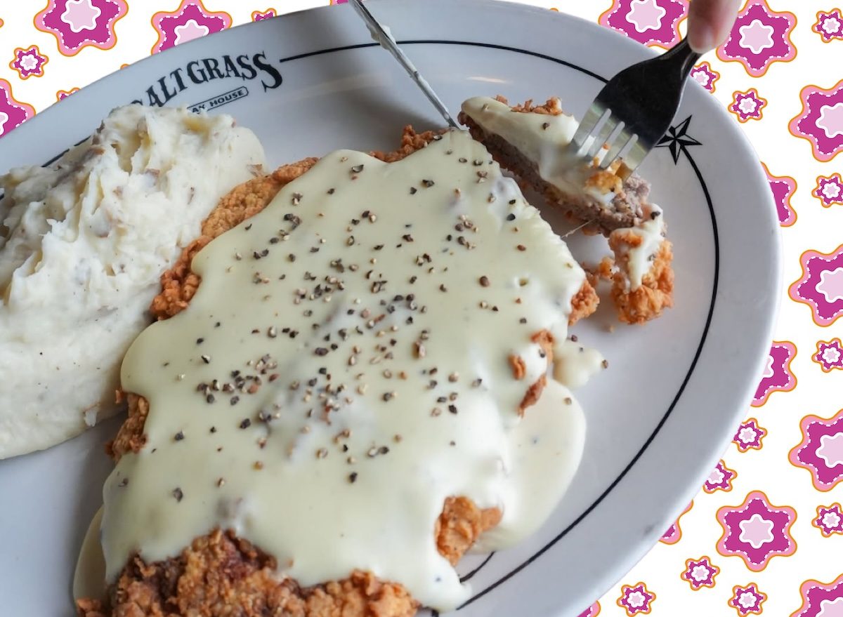 Um bife magro frito com molho cremoso e vegetais frescos