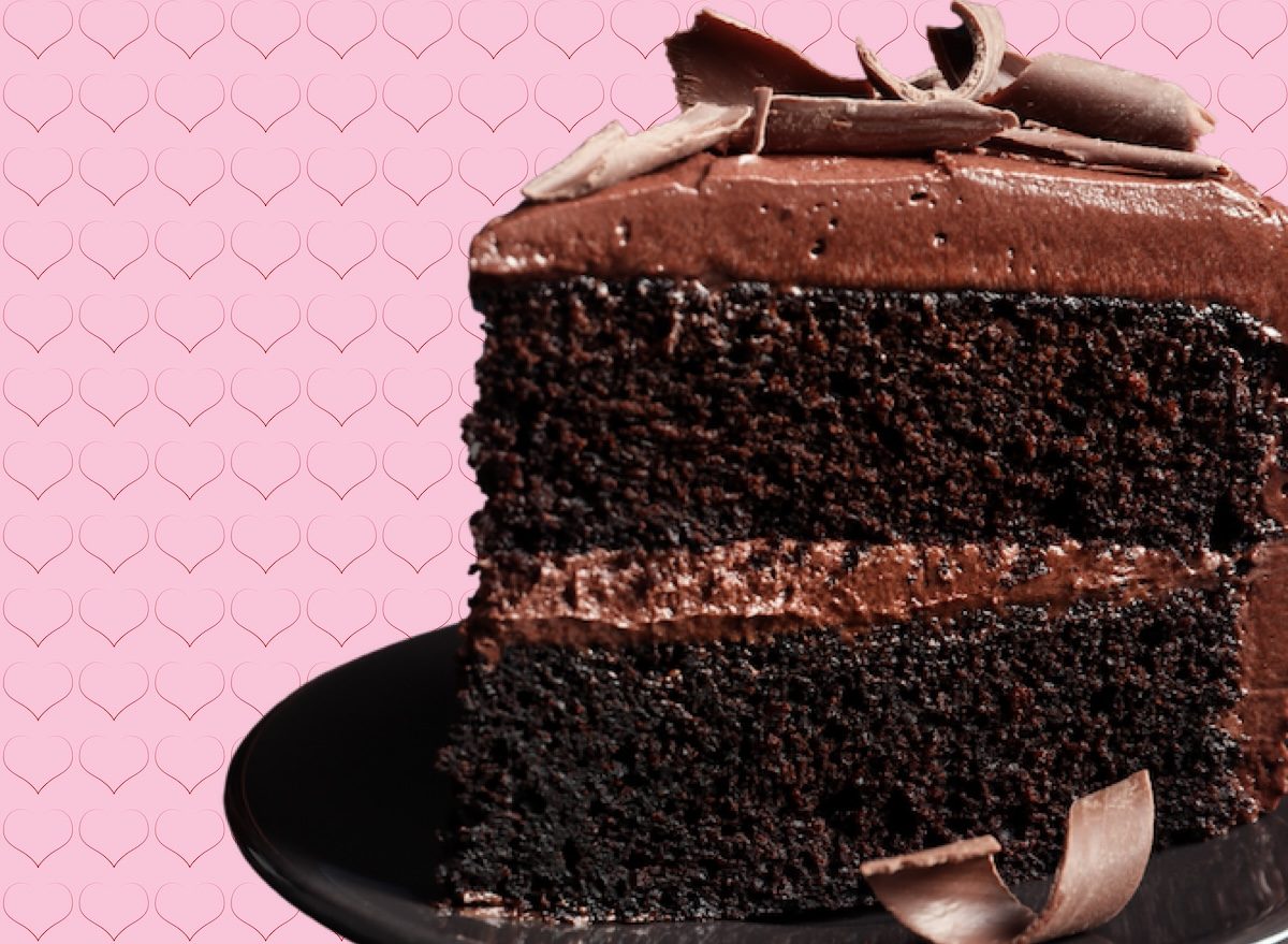 Um chocolate cake de qualidade com textura úmida e camadas de ganache é ilustrado