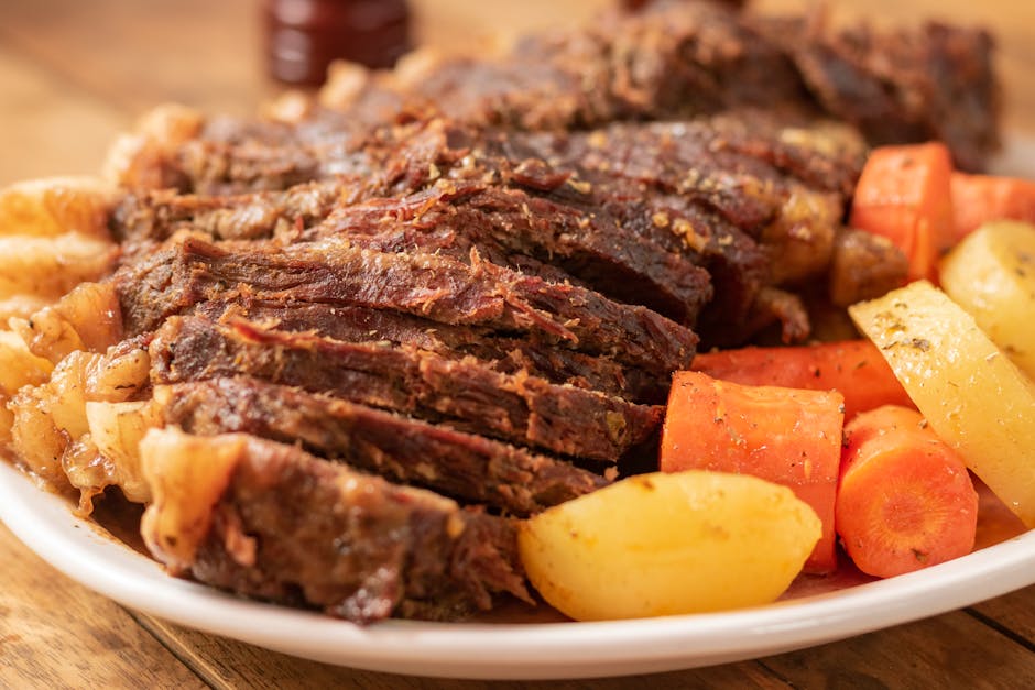 Brisket suculento fatiado em uma tábua de madeira, acompanhado de molho barbecue e salada de repolho ao lado
