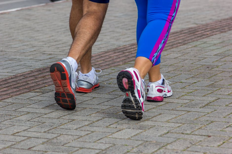 Pessoa de 40 anos caminhando ao ar livre com postura ereta e mãos na cintura, focando na ativação abdominal
