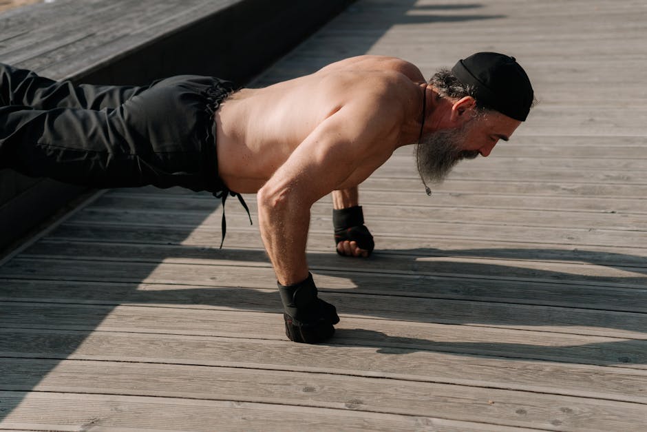 Pessoa com mais de 60 anos mantendo a posição de prancha abdominal sobre um tapete de yoga em ambiente iluminado