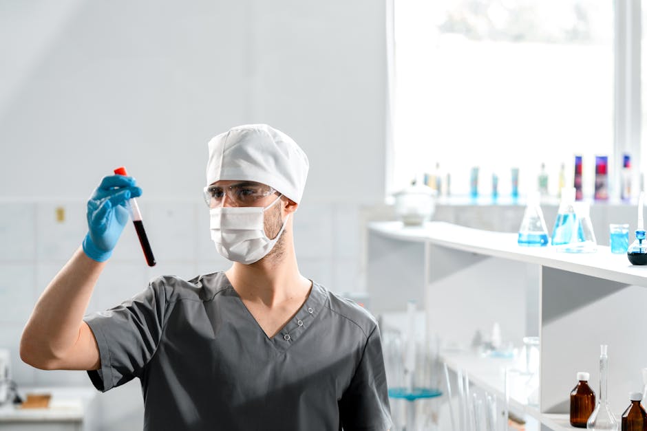 Frasco de creatina cristalina, testado em laboratório, com rótulo de pureza 99,9% e uma balança digital exibindo 5 g