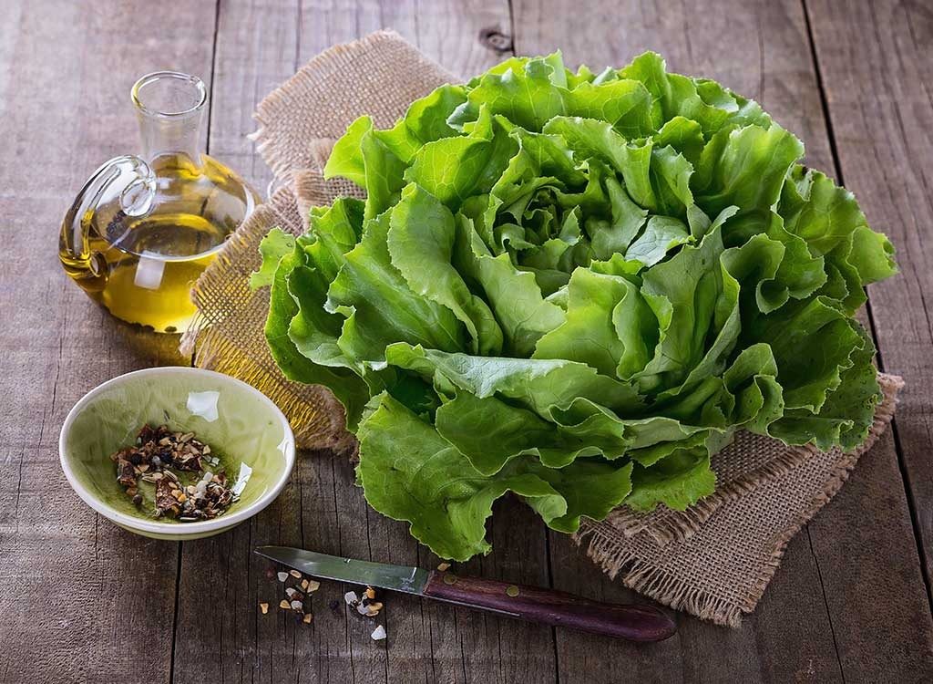 Uma pessoa lavando frutas frescas em água corrente para evitar contaminação por Cyclospora