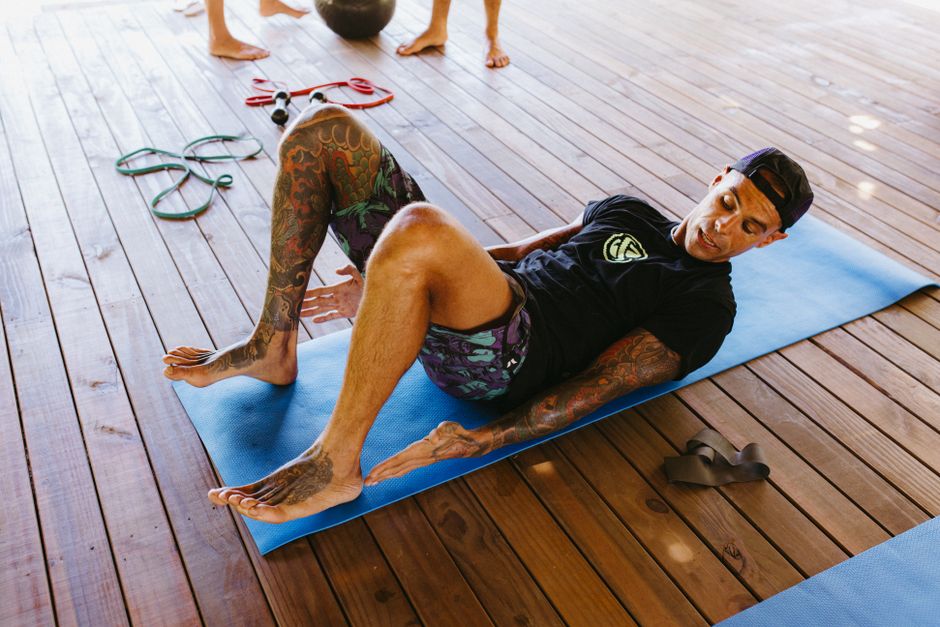 Um bodybuilder musculoso com músculos definidos, segurando uma garrafa de proteína em pó e comendo um ovo frito
