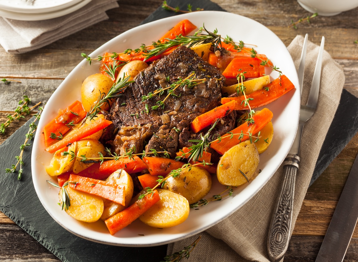 Como transformar cortes de carne baratos em pratos gourmet na slow cooker