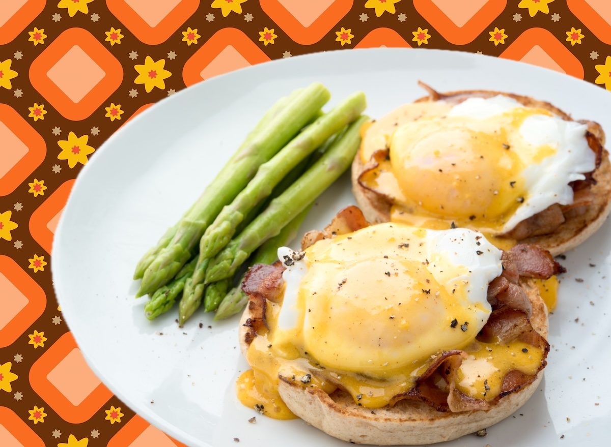Um prato de Eggs Benedict completo com ovos poché, presunto, pão inglês crocante e molho hollandaise caseiro