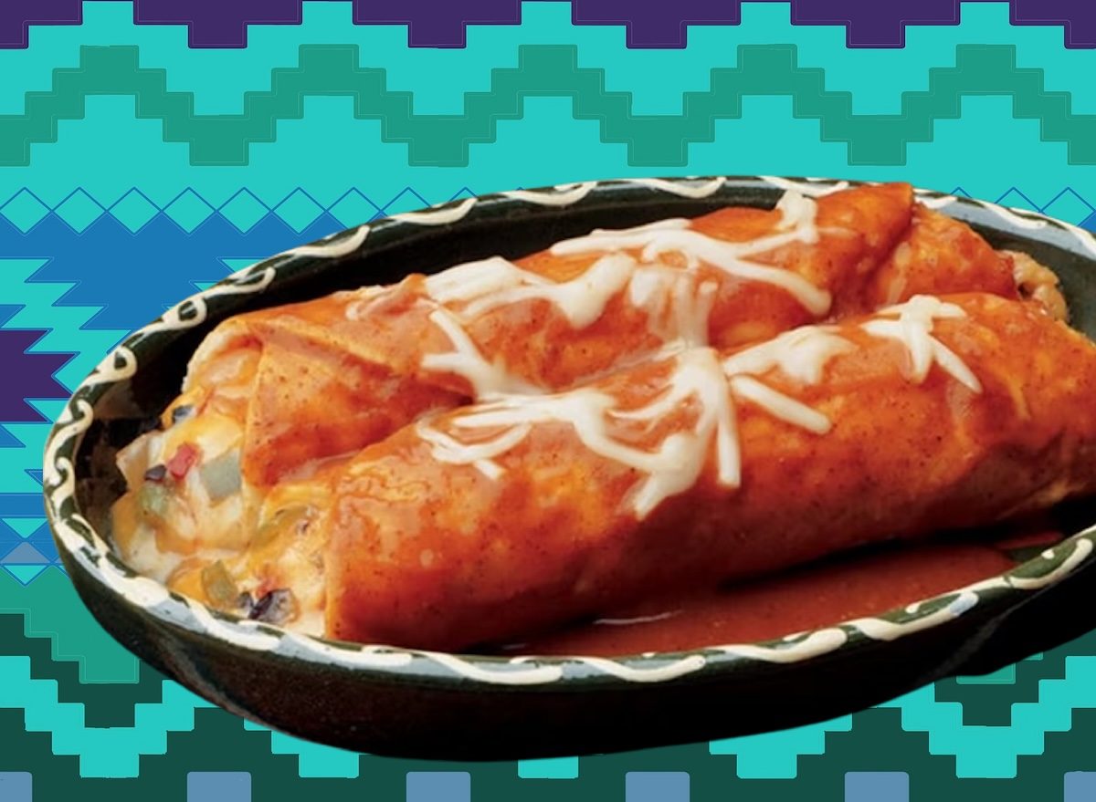 Pessoa segurando uma embalagem de enchiladas congeladas em frente a uma balança de cozinha