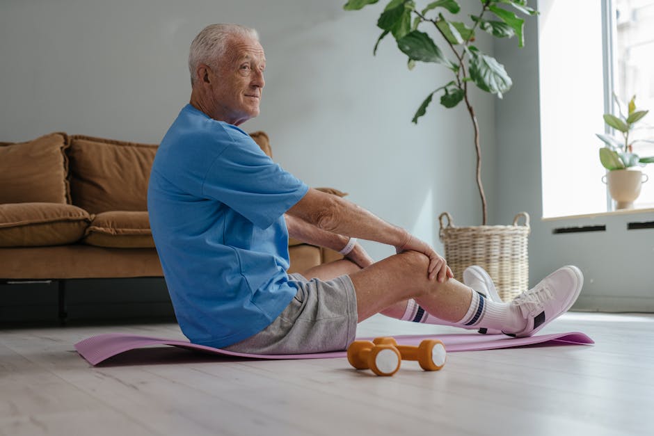Idoso praticando exercício de equilíbrio sobre uma perna em um tapete de yoga, com foco em estabilidade e postura