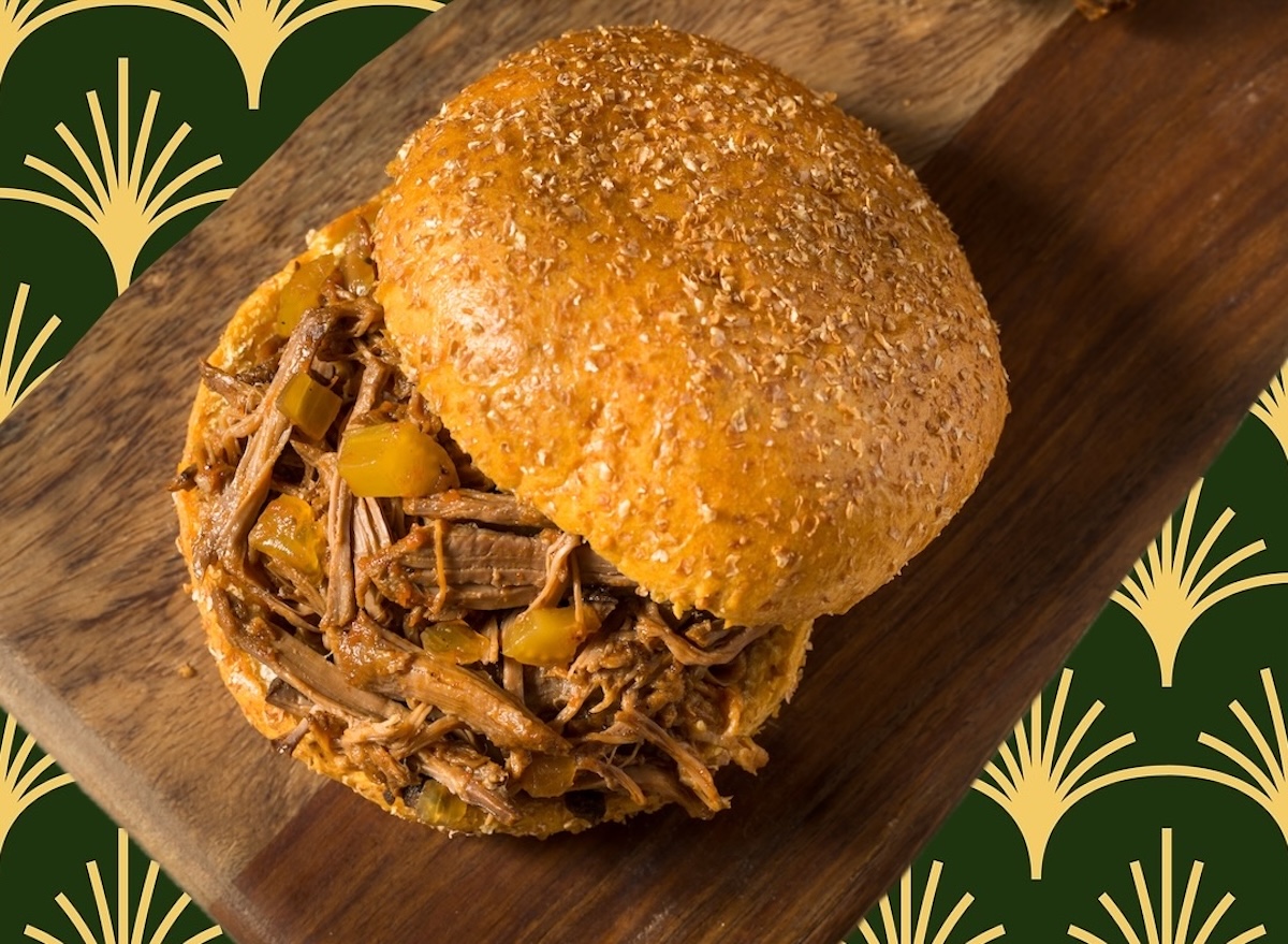 Como fazer um sanduíche de carne assada suculento em casa