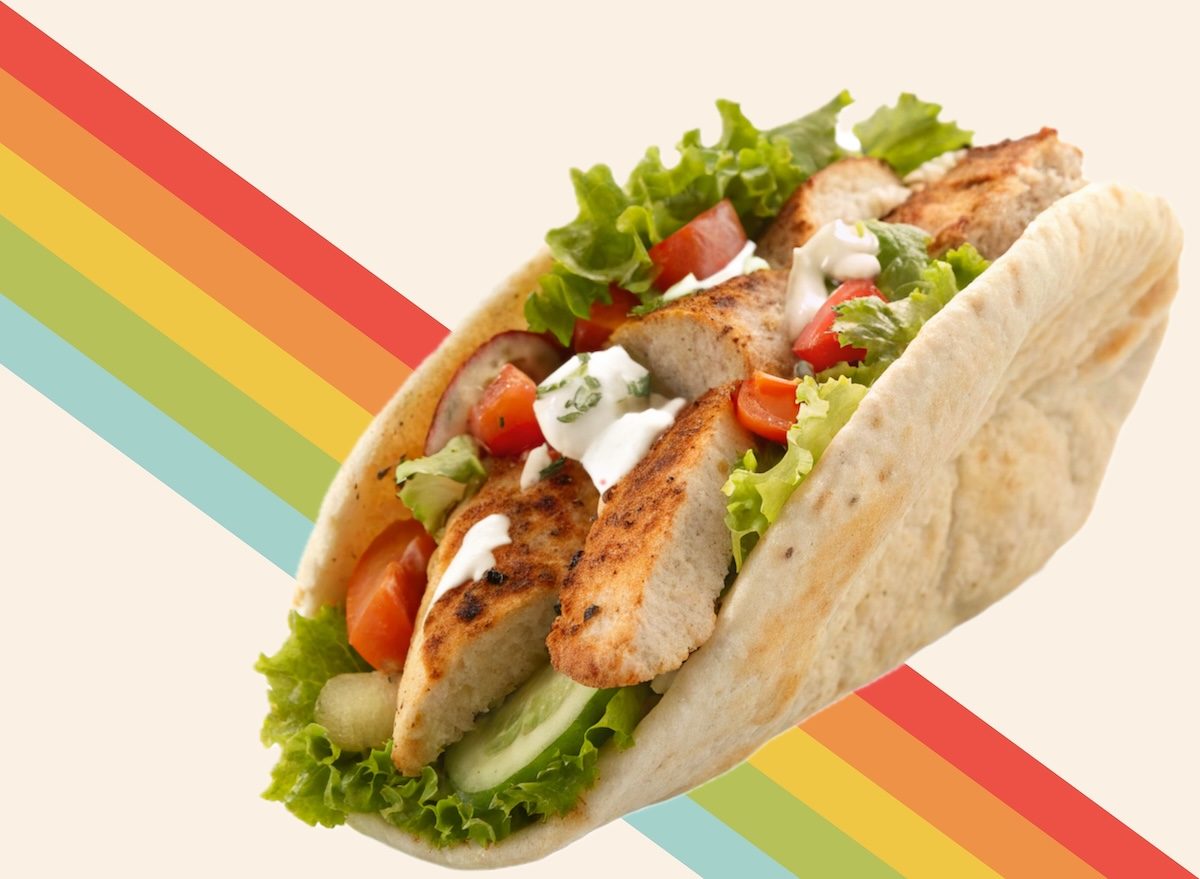Um milho na espiga amarelo, firme e fresco, servido em um prato de fast-food, ao lado de frango grelhado