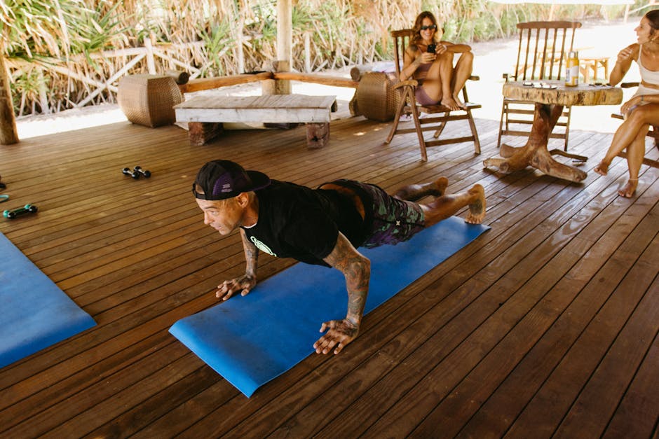 Pessoa com mais de 55 anos realizando flexão de braço com boa postura em um tapete de yoga em ambiente iluminado