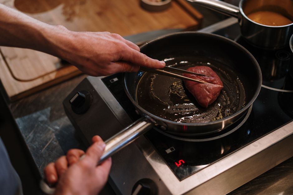 Gizzards de frango grelhados ao lado de quinoa, brócolis ao vapor e um copo de água, destacando proteína magra e nutrição