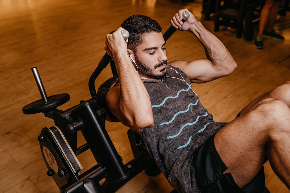 Idoso sorridente realizando agachamento com halteres na sala de casa, vestindo roupas esportivas confortáveis
