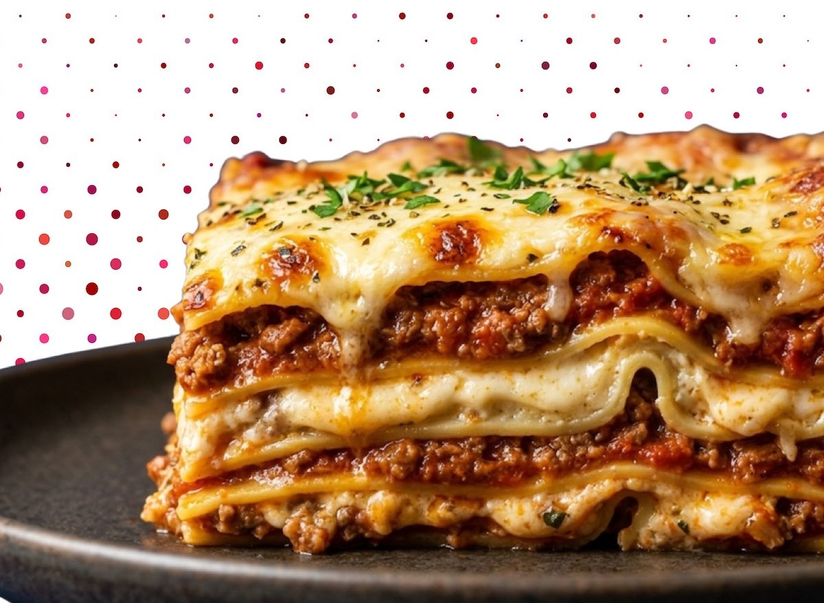 Uma lasagna bem feita com massa al dente, molho de tomate e queijo derretido