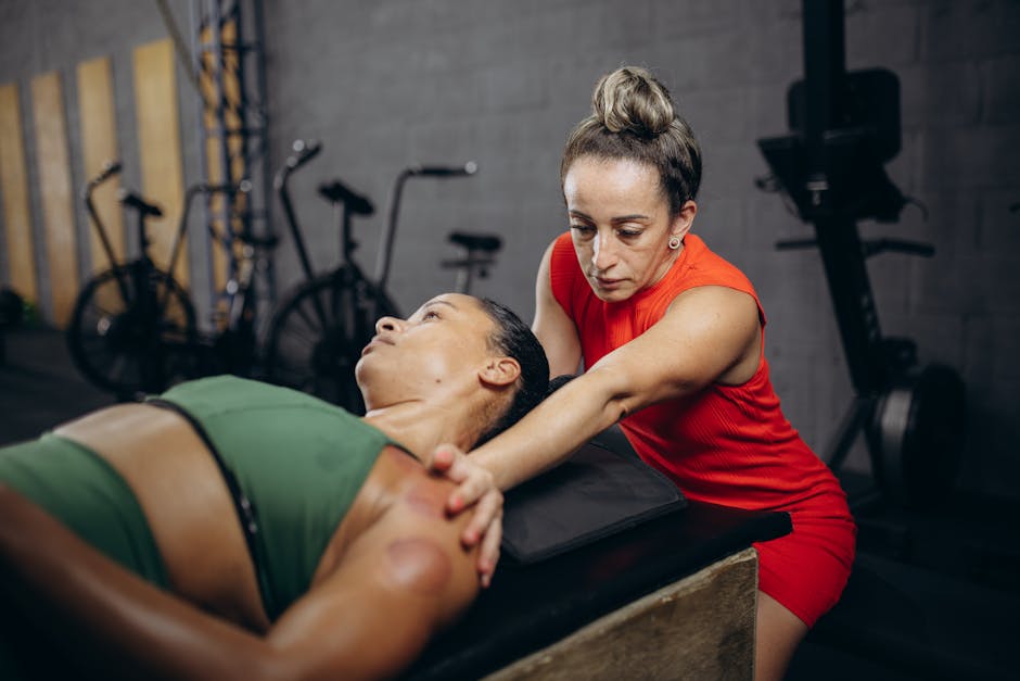 Pessoa sentada em um tapete de yoga, massageando a lombar com uma bola de liberação miofascial e expressão de alívio