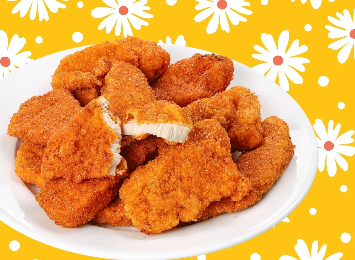 Um frango grelhado envolto em um mix de empanado com ervas frescas e queijo parmesão