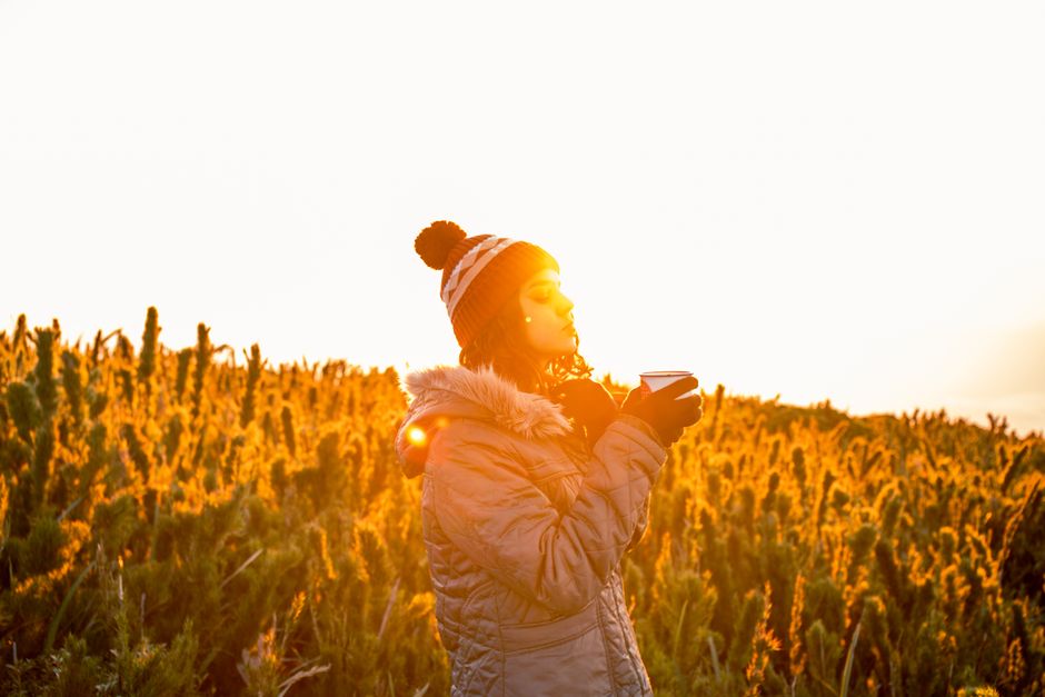 Uma garrafa de bebida esportiva com uma colher de paraxanthina e uma cápsula de Cognizin