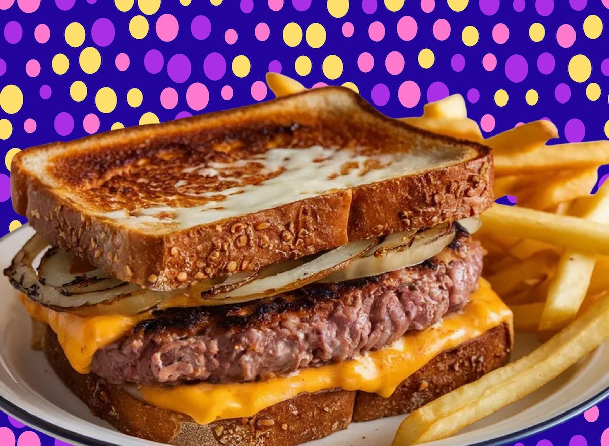 Patty melt suculento com carne, queijo derretido e cebola caramelizada sobre pão tostado, ao lado de uma maçã verde