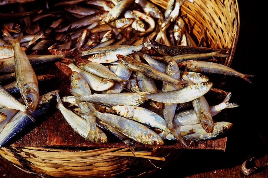 Filé de peixe dourado e crocante em prato cerâmico, acompanhado de rodelas de limão e ervas frescas sobre mesa rústica