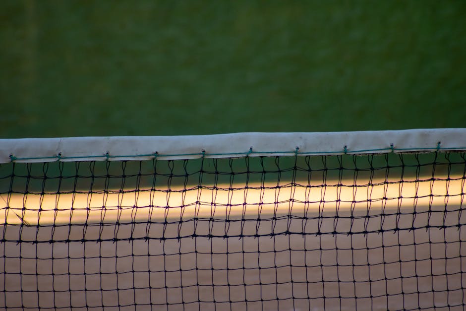 Atleta em quadra de pickleball realizando um movimento lateral rápido com raquete, focando na postura e agilidade