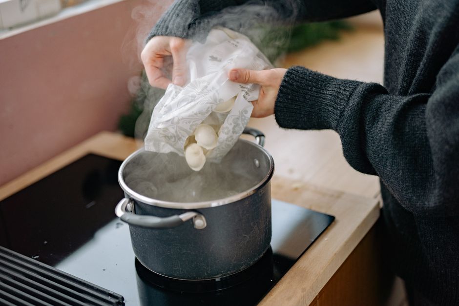 Uma panela com azeite ou manteiga quente e uma frigideira antiaderente