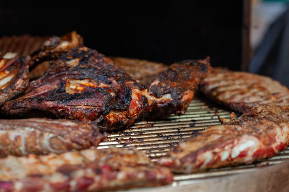 Uma fatia de roast pork bem assada, com crosta dourada e carne macia, sobre uma toalha de mesa branca