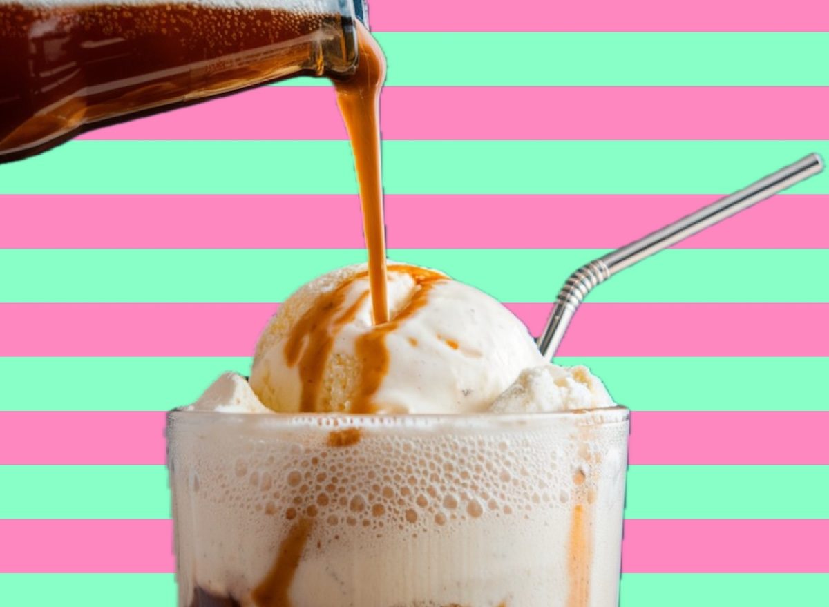 Copo alto com root beer borbulhante, sorvete de baunilha derretendo, colher de prata e canudo colorido ao lado