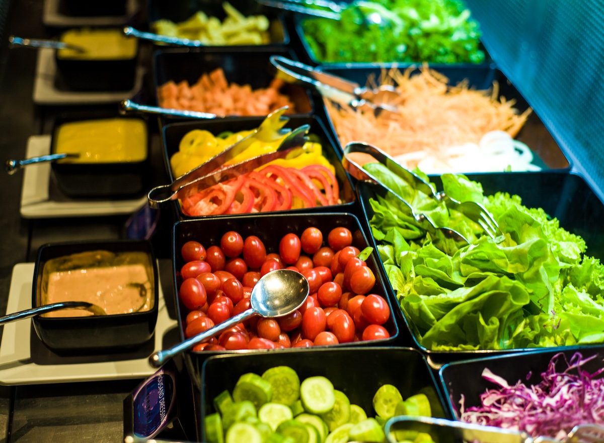Uma variedade de vegetais frescos, proteínas magras e legumes coloridos em um prato de salada