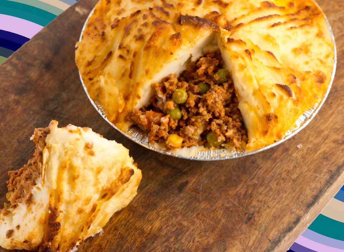 Um prato caseiro de Shepherd's Pie com carne, legumes e purê de batata assado até dourar