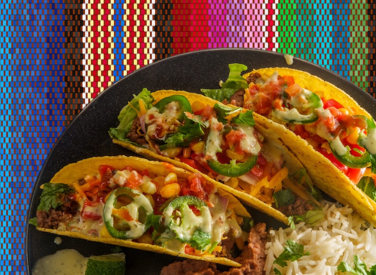 Uma tortilla integral em foco, recheada com legumes frescos e proteína saudável