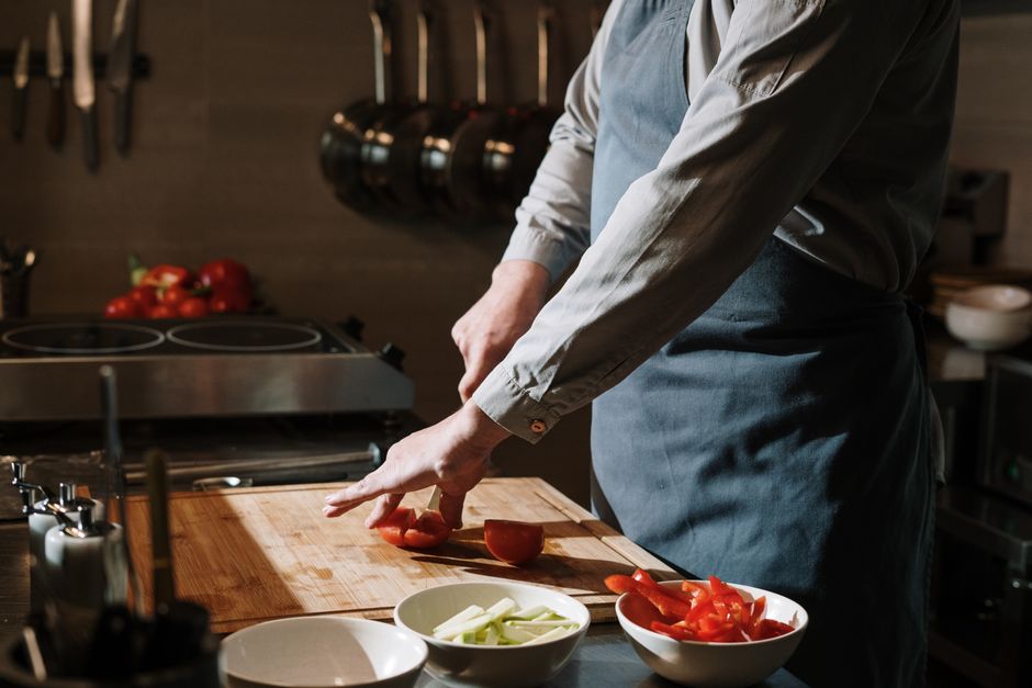 Um prato de atum em conserva, maionese e vegetais frescos, como pepinos e tomates, sobre uma folha de alface