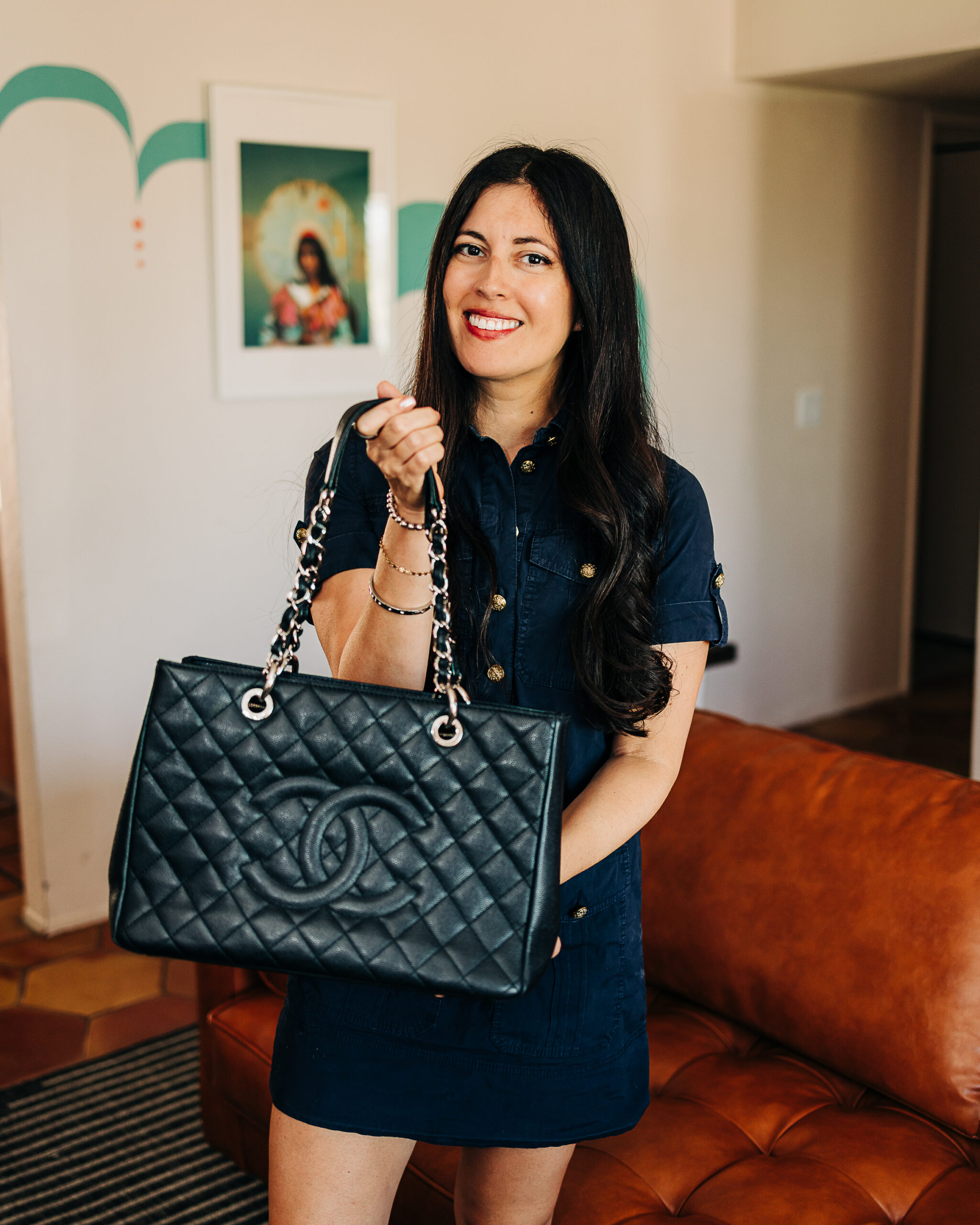 Uma mulher elegante segurando uma bolsa de luxo e acessórios de joalheria